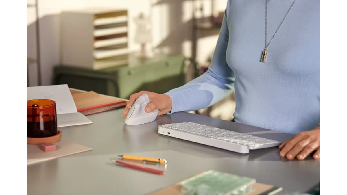 Muñeca dolorida al trabajar: qué periféricos ergonómicos necesitas